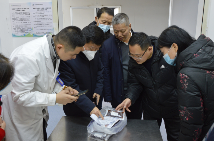 圖為安徽省藥監(jiān)局黨組成員、副局長張磊（左三）帶隊調(diào)研安徽滬譙集團智慧共享中藥房。