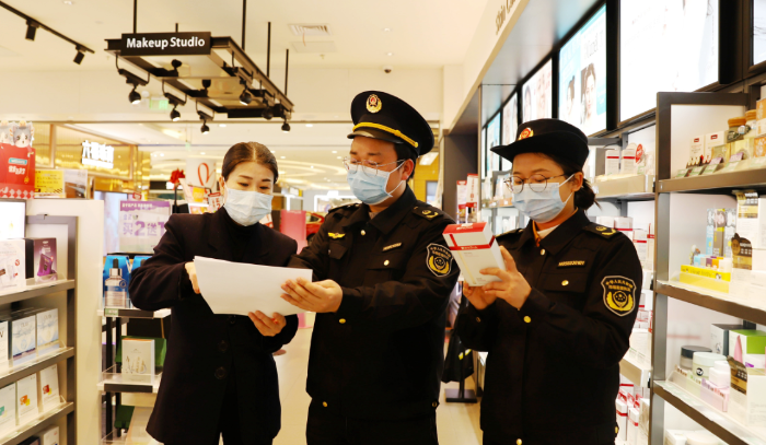 圖為3月3日，該局執(zhí)法人員在一家化妝品專營店檢查。