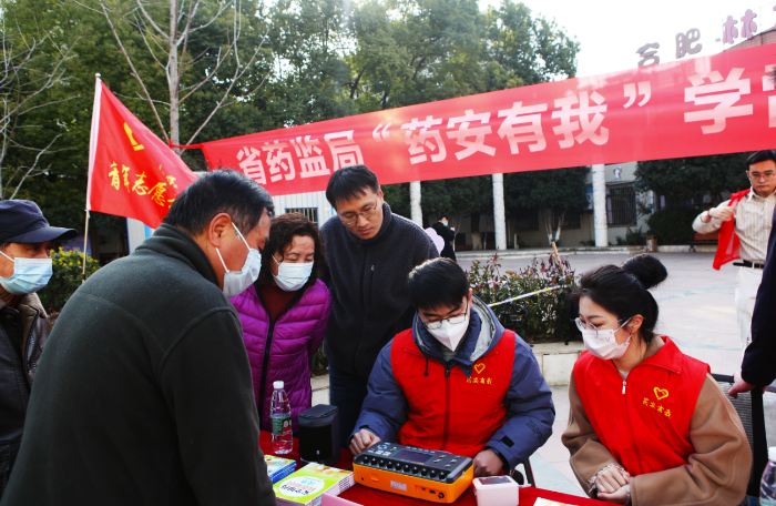 圖為安徽省藥監(jiān)局青年志愿者為小區(qū)居民現場校準家用電子血壓測量儀。