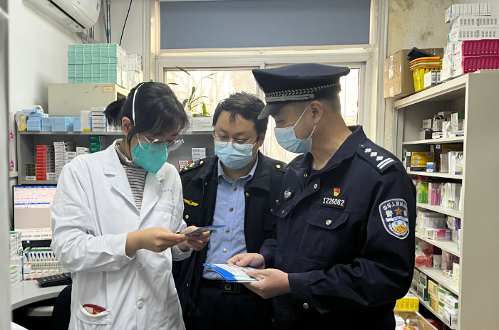 圖為執(zhí)法人員在一家醫(yī)療機構(gòu)檢查第二類精神藥品儲存條件。
