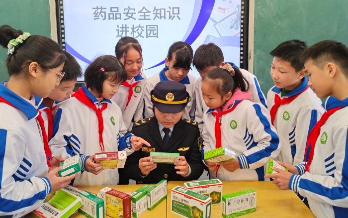 圖為3月5日，該局工作人員在學(xué)校向?qū)W生們科普藥品安全知識。