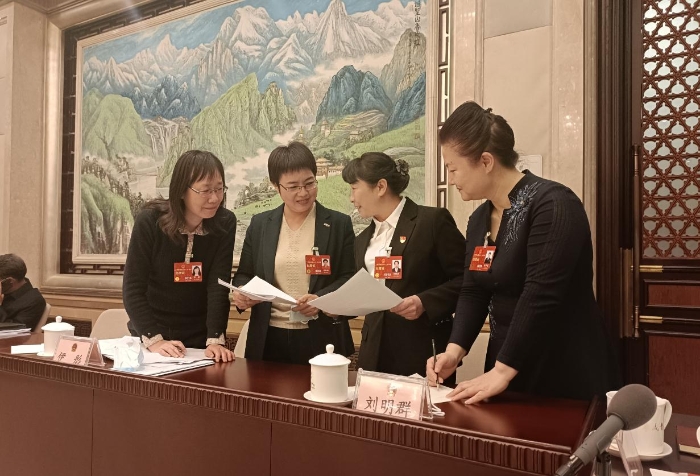 　　3月7日，十四屆全國人大一次會議北京代表團(tuán)部分代表在小組會議結(jié)束后，繼續(xù)就關(guān)注的話題進(jìn)行深入交流討論。（涂宣 攝）