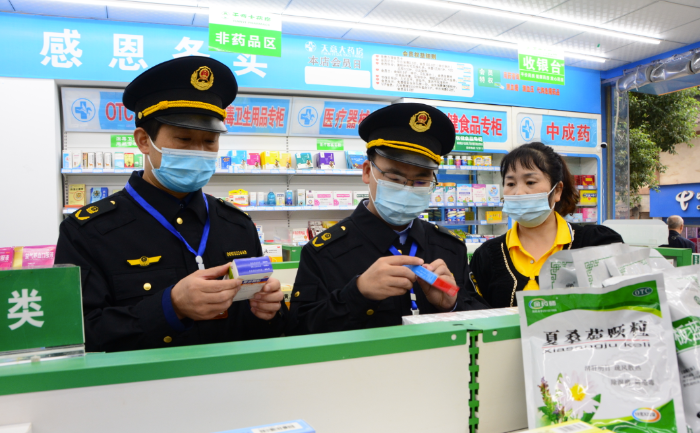 圖為3月7日，該局青羊鎮(zhèn)市場監(jiān)管所執(zhí)法人員在一家藥店檢查。