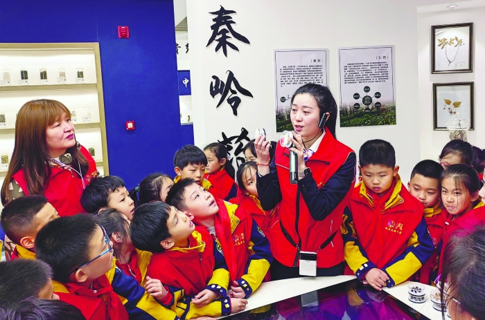 圖為陜西省食藥檢院志愿者為西安高新第一小學(xué)的師生們介紹中醫(yī)藥標(biāo)本。