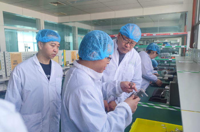 圖為檢查組在一家企業(yè)檢查醫(yī)療器械生產(chǎn)設(shè)備配備。