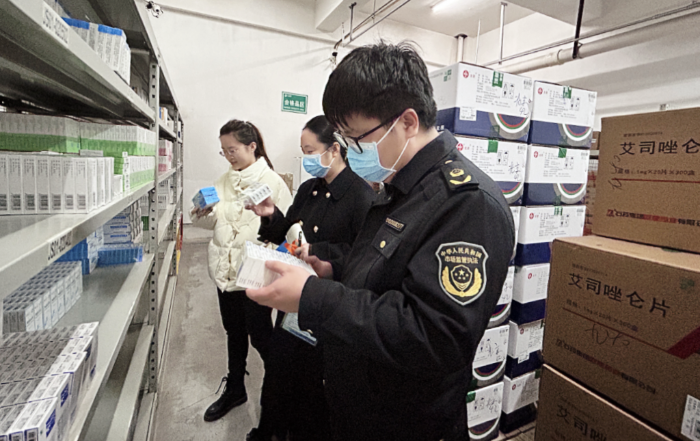 圖為第三分局執(zhí)法人員在一家企業(yè)檢查藥品儲存情況。