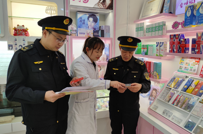 圖為3月10日，該局執(zhí)法人員在一家眼鏡店檢查隱形眼鏡標(biāo)簽標(biāo)識。