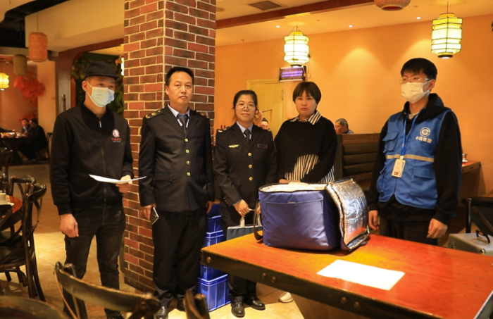 圖為該局執(zhí)法人員在外婆老勺酒店邀請消費者共同參與“你點我檢”現(xiàn)場抽檢活動。