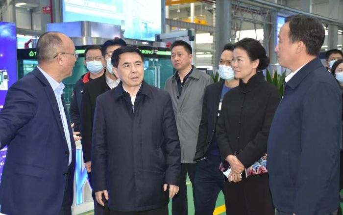 圖為蔣滌非副省長（左二）在楚天科技股份有限公司調(diào)研。