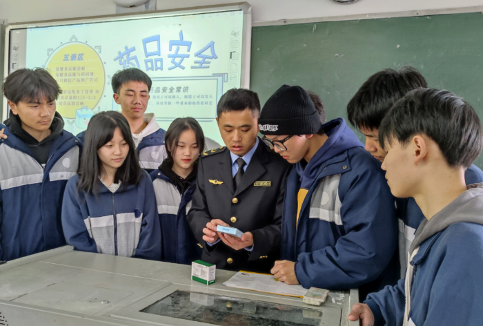 圖為該局工作人員給南豐一家學(xué)校的師生講解藥品安全知識(shí)。