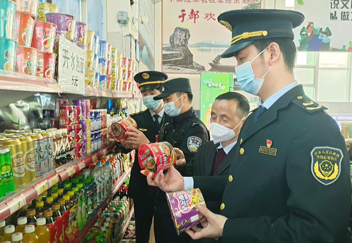 圖為3月24日，該局和縣火車站派出所執(zhí)法人員在于都火車站候車大廳食品經(jīng)營(yíng)店檢查食品質(zhì)量。