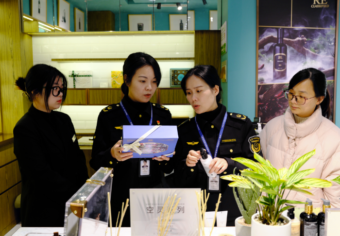 圖為該局執(zhí)法人員對(duì)城西街道商業(yè)綜合體內(nèi)一家化妝品店進(jìn)行檢查。