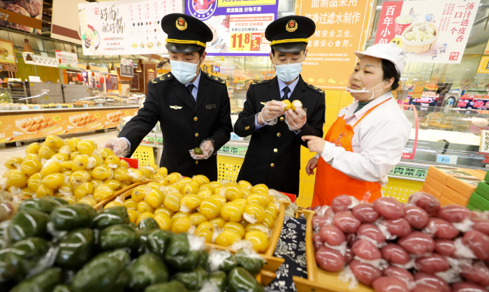 圖為3月30日，相山區(qū)南黎市場監(jiān)管所檢查人員在一家超市檢查青團等時令食品質(zhì)量情況。