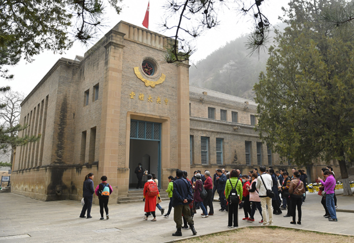人們?cè)陉兾餮影矖罴規(guī)X革命舊址參觀（2021年3月28日攝）。新華社記者 張博文 攝
