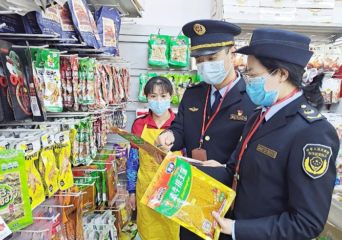 圖為4月5日該局執(zhí)法人員正在一鄉(xiāng)鎮(zhèn)校園周邊商店檢查“辣條”。