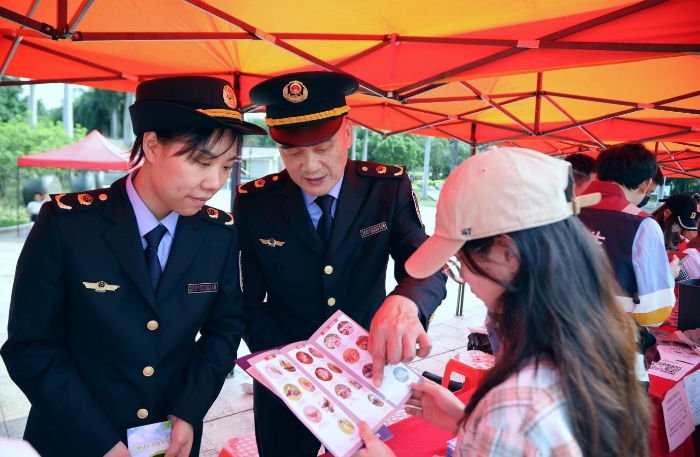 南寧市市場監(jiān)管局工作人員向消費者普及食品等安全知識。（何正君 攝）