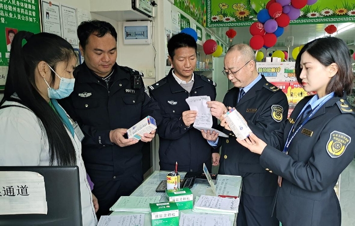 圖為4月6日該縣聯(lián)合執(zhí)法人員正在一家藥品檢查。