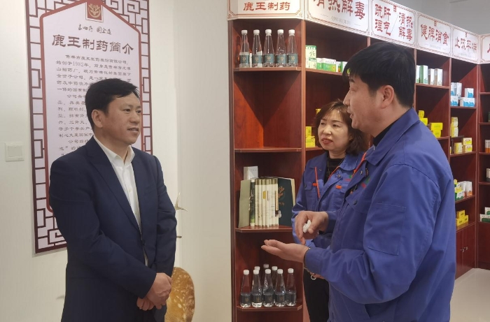 圖為吉林省藥監(jiān)局局長孫繼民（左一）了解企業(yè)發(fā)展情況。