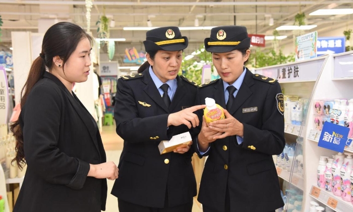 圖為執(zhí)法人員在一家化妝品經(jīng)營(yíng)企業(yè)檢查兒童化妝品的標(biāo)簽標(biāo)識(shí)。