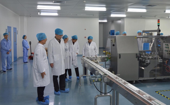 圖為調(diào)研組實地查看一家生物制藥企業(yè)生產(chǎn)車間，了解企業(yè)需求。