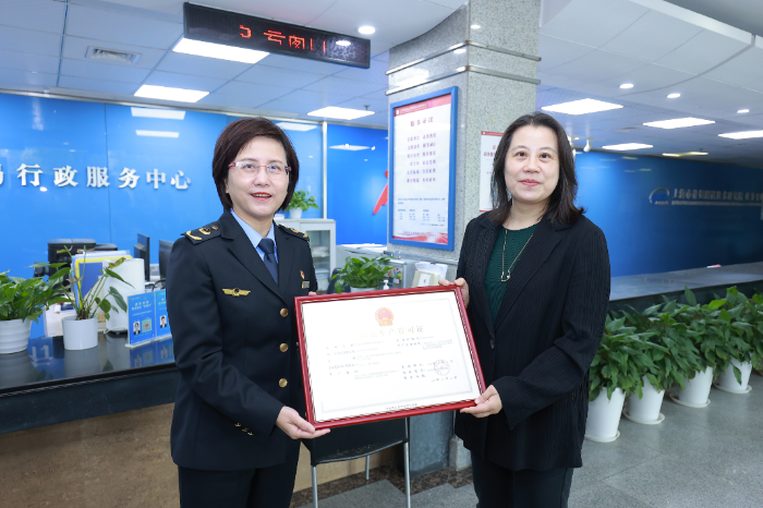 圖為上海頒出全國首張”現(xiàn)場個(gè)性化服務(wù)“化妝品生產(chǎn)許可證（攝影申耀軒）