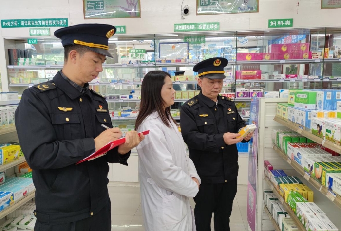 圖為執(zhí)法人員在一家零售藥店檢查藥品質(zhì)量情況。