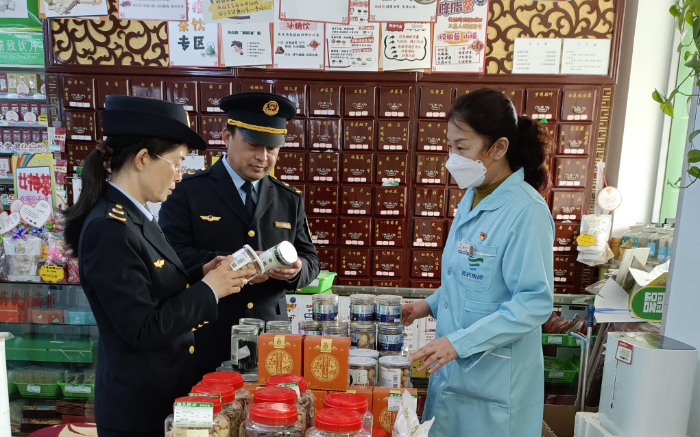圖為石嘴山市市場(chǎng)監(jiān)管局執(zhí)法人員在一家網(wǎng)售藥品零售企業(yè)檢查處方藥銷售情況。