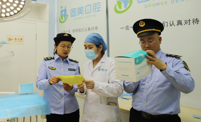 圖為5月5日，渝水區(qū)市場監(jiān)管局執(zhí)法人員在一家口腔診所檢查藥械使用情況。