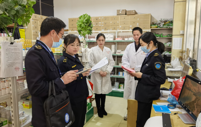 圖為該局執(zhí)法人員在一家醫(yī)療機(jī)構(gòu)藥房檢查麻精藥品的使用記錄。