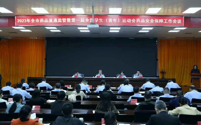 圖為藥品零售連鎖企業(yè)代表在會上作表態(tài)發(fā)言。