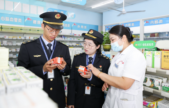 圖為該局執(zhí)法人員在一家藥店檢查藥品質(zhì)量。