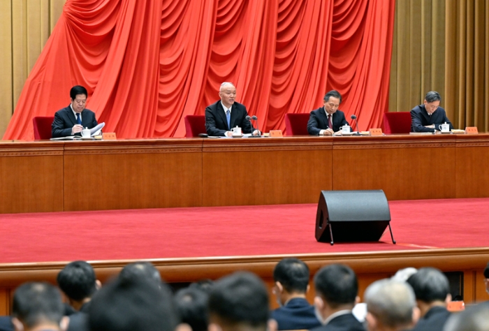 4月3日，學(xué)習(xí)貫徹習(xí)近平新時代中國特色社會主義思想主題教育工作會議在北京召開。中共中央政治局常委、中央學(xué)習(xí)貫徹習(xí)近平新時代中國特色社會主義思想主題教育領(lǐng)導(dǎo)小組組長蔡奇作總結(jié)講話。新華社記者 殷博古 攝
