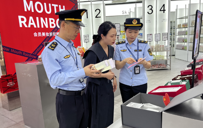 圖為該局執(zhí)法人員在一家化妝品商行檢查化妝品標(biāo)簽。