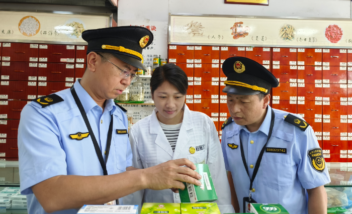 圖為5月19日，該局龍橋街道市場(chǎng)監(jiān)管所執(zhí)法人員在一家藥店檢查。