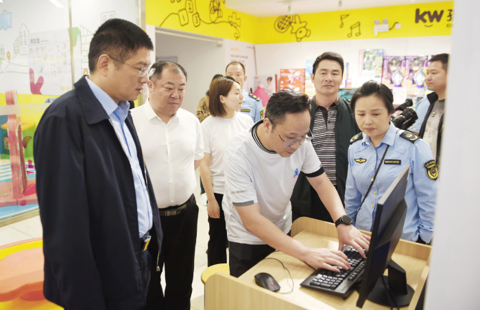 圖為湖南省藥監(jiān)局副局長(zhǎng)覃永忠（左一）查看化妝品經(jīng)營(yíng)戶產(chǎn)品質(zhì)量臺(tái)賬。