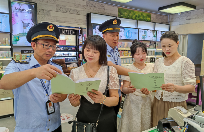 圖為該局執(zhí)法人員在一家化妝品專賣店向經(jīng)營(yíng)者及消費(fèi)者講解化妝品安全知識(shí)。