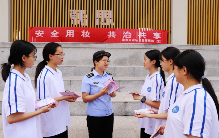 圖為5月24日，該局工作人員在渝水二中向?qū)W生們講解化妝品相關(guān)知識。