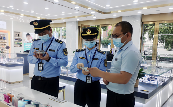 圖為該局執(zhí)法人員在一家眼鏡店對(duì)三類醫(yī)療器械進(jìn)行現(xiàn)場(chǎng)檢查。