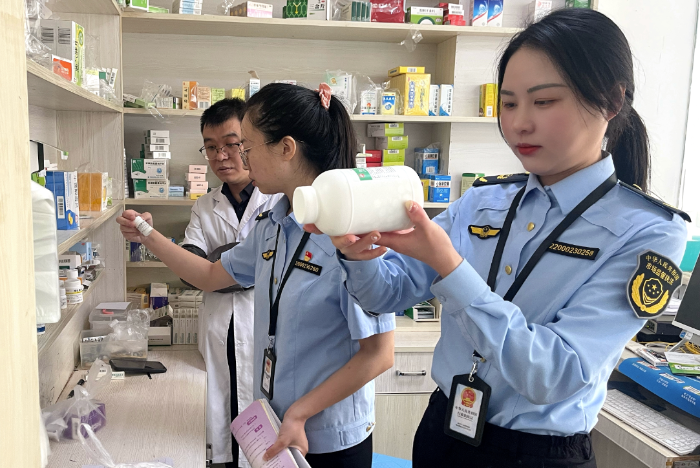 圖為5月24日，該局義和街道市場(chǎng)監(jiān)管所執(zhí)法人員在一家醫(yī)療機(jī)構(gòu)檢查藥品質(zhì)量和進(jìn)貨來源。