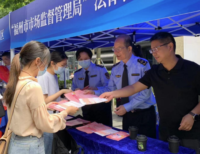 圖為主辦方在活動(dòng)現(xiàn)場(chǎng)發(fā)放“安全用妝”宣傳單。