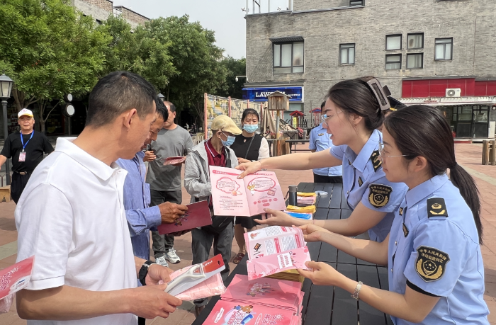 圖為該局監(jiān)管人員向社區(qū)居民發(fā)放化妝品科普手冊(cè)。