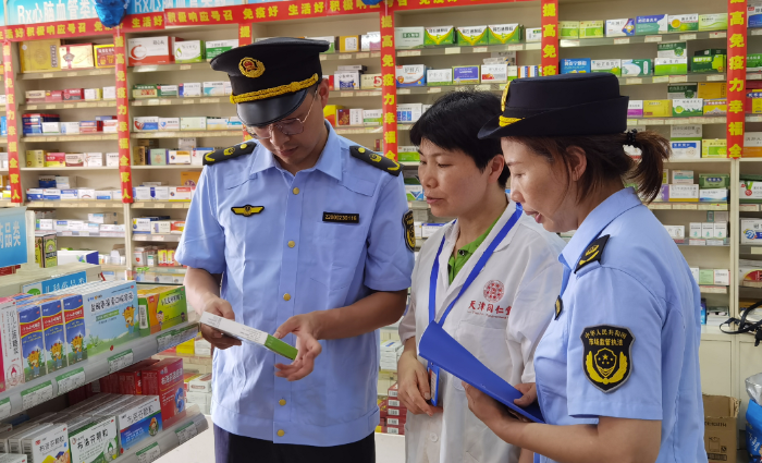 圖為5月30日，該局清溪鎮(zhèn)市場監(jiān)管所執(zhí)法人員在一家藥店檢查兒童藥品質量。