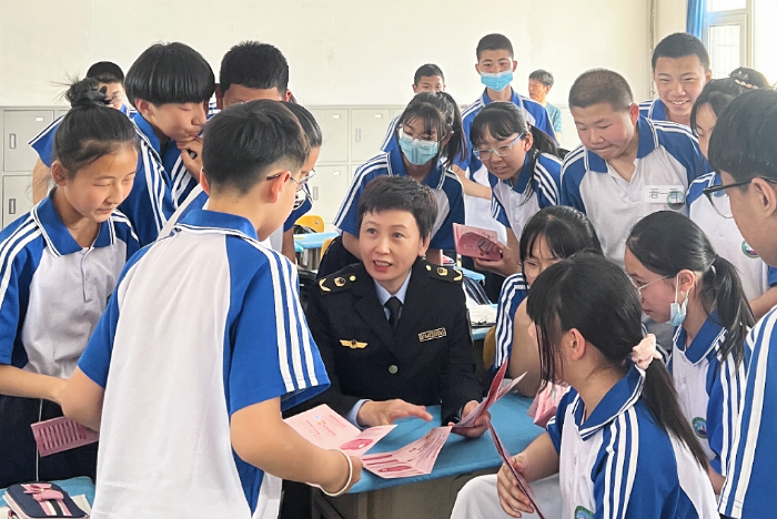 圖為該局工作人員在一所學(xué)校向?qū)W生宣傳化妝品使用知識。