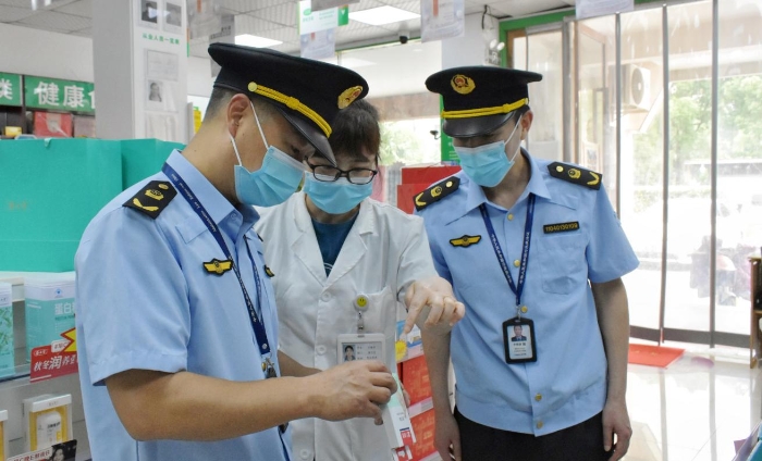 圖為該局執(zhí)法人員正在轄區(qū)內(nèi)一家藥店檢查核對(duì)相關(guān)藥品銷售信息。