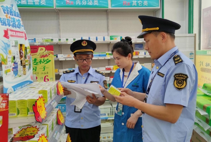 圖為6月5日?qǐng)?zhí)法人員在一家藥店檢查防暑藥品質(zhì)量情況。