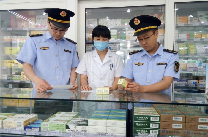 圖為該局執(zhí)法人員對轄區(qū)內(nèi)一家藥店進行執(zhí)法檢查。