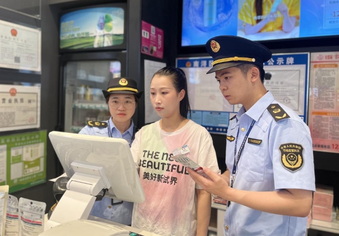 圖為該局執(zhí)法人員在一家超市的化妝品銷售柜臺進行檢查。