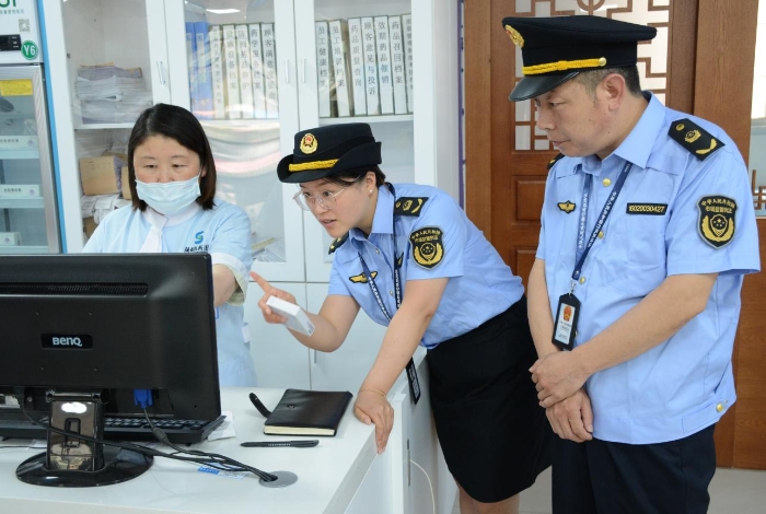 圖為6月19日?qǐng)?zhí)法人員在一家藥品零售企業(yè)門(mén)店檢查含特殊藥品復(fù)方制劑的“進(jìn)銷(xiāo)存”情況和購(gòu)買(mǎi)此類(lèi)藥品顧客的人員信息登記情況。