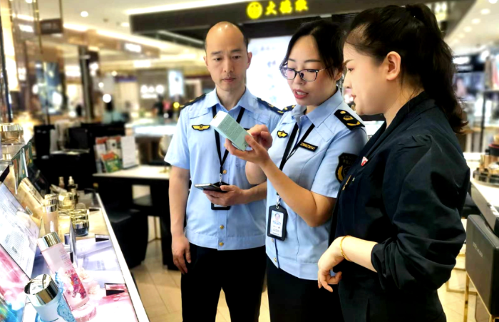 圖為該局執(zhí)法人員在一家商場(chǎng)檢查化妝品標(biāo)識(shí)情況。