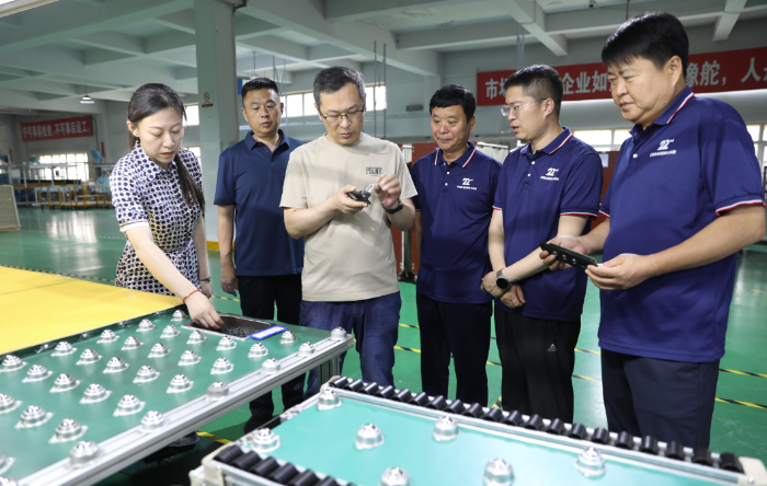圖為調(diào)研組幫扶指導(dǎo)企業(yè)健全質(zhì)量管理體系建設(shè)。（葉陽(yáng)歡攝）